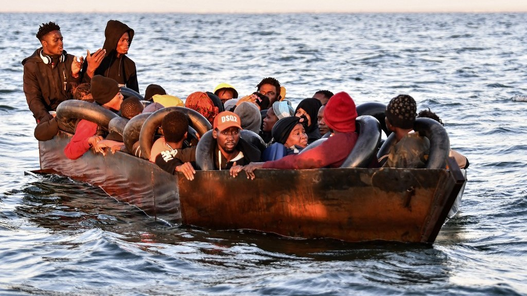 په تونس کې د یوې کښتۍ د ډوبېدو له کبله ۴۰ کسان مړه شوي