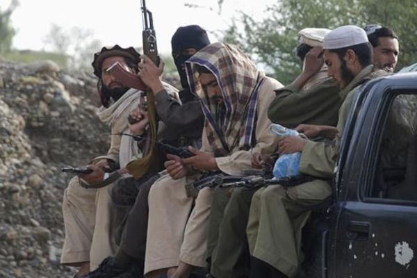 طالبان تنقل جثمان 50 مقاتلاً أفغانياً من حركة طالبان باكستان إلى أفغانستان