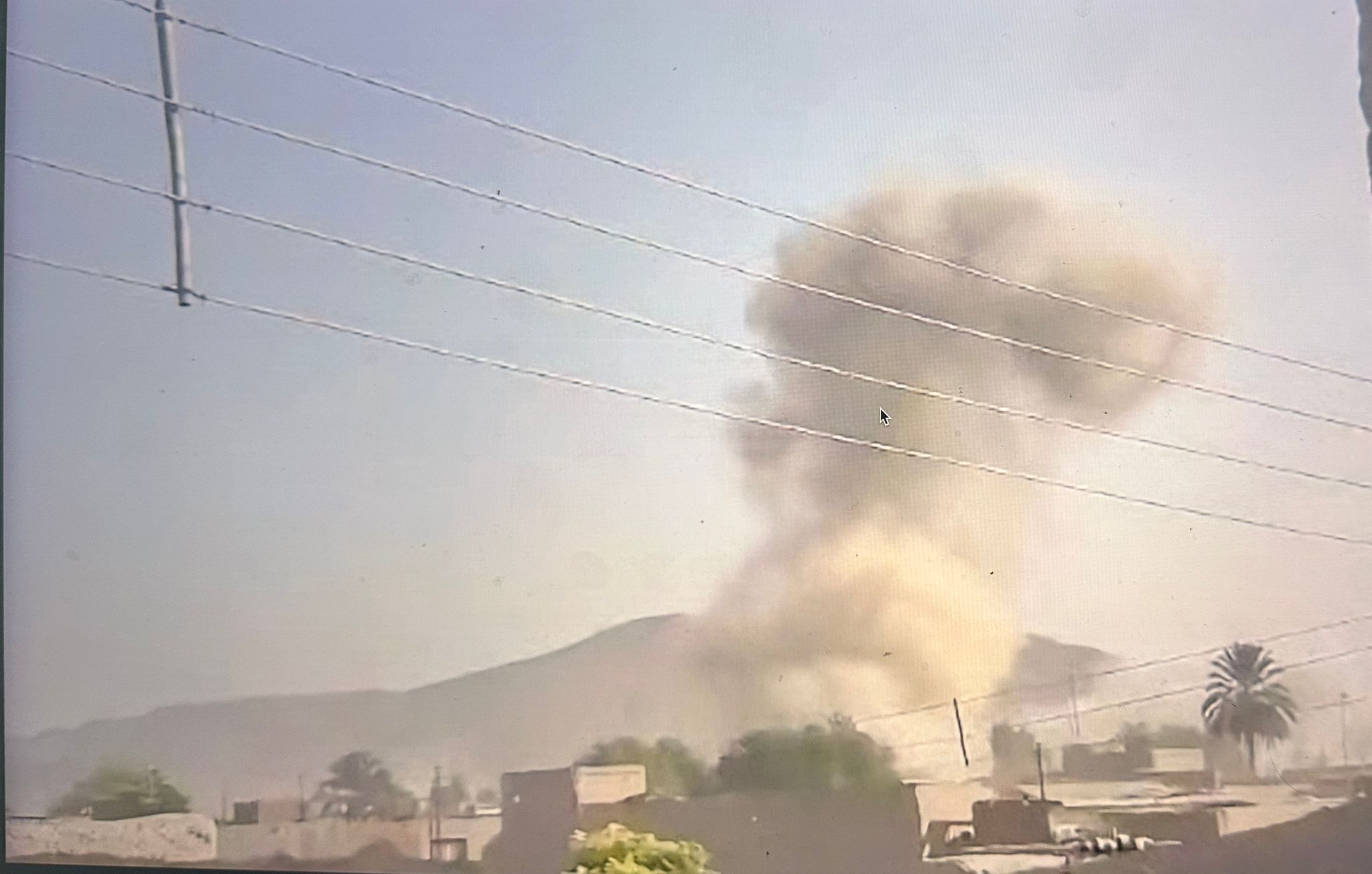 شبه‌نظامیان با موتر بمب‌گذاری شده به یک قرارگاه نظامی در وزیرستان حمله کردند