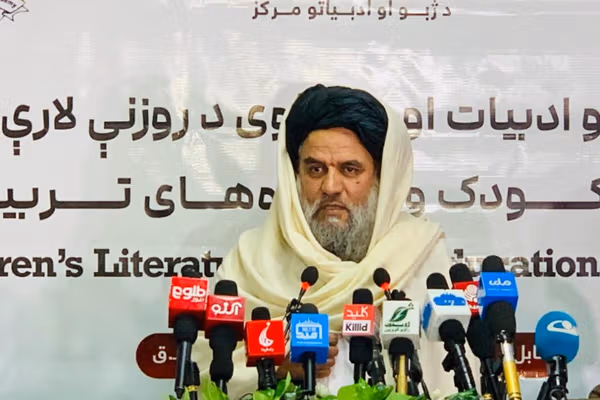 د طالبانو اطلاعاتو او کلتور وزیر وايي زرګونه یتیمان په دارالایتامونو کې تر روزنې لاندې دي