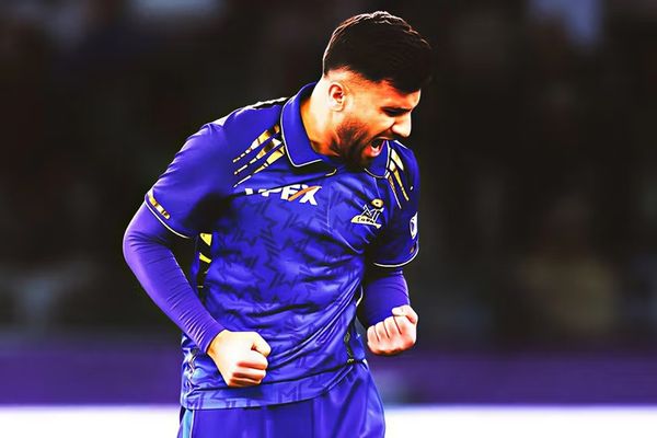 د اېمای امارات لوبډلې ماته وخوړه، خو فضلالحق فاروقي د اماراتو نړۍوال کرېکټ لیګ کې وځلېد