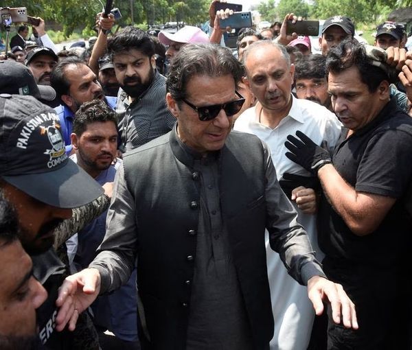 پس از چند روز مقاومت در برابر پولیس؛ عمران خان به دادگاه عالی لاهور رفت