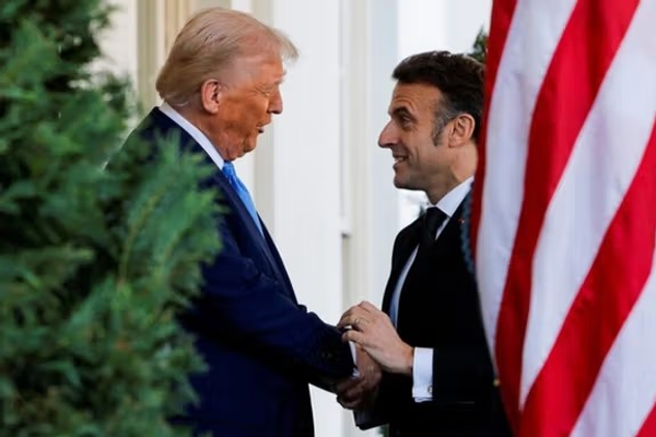 مکرون د خپلې مېرمنې په اړه د ټرمپ څرګندونو ته غبرګون وښود