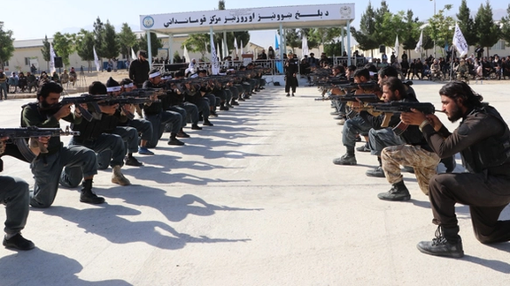 طالبانو په بلخ کې ۷۱۰ پولیس له نظامي زده کړو فارغ کړل