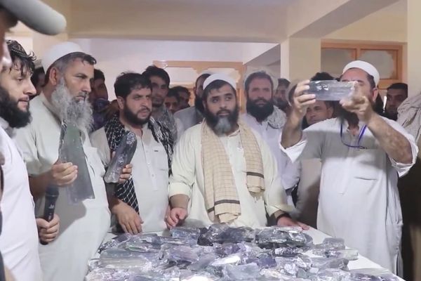 طالبانو کونړ کې د ۱۶۲مېلیونه افغانیو په ارزښت ګران بیه ډبرې پلورلې دي