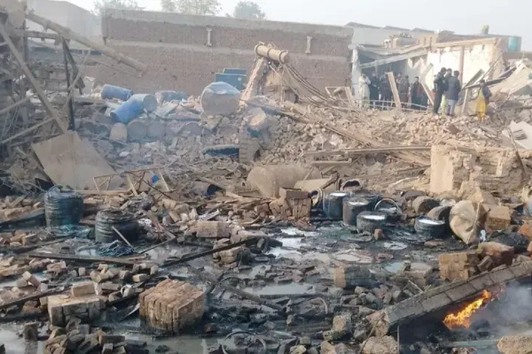 د پنجاب په فیصلاباد کې د یوې فابریکې دننه د اورلګېدنې له امله ۱۵ کسان مړه شوي دي