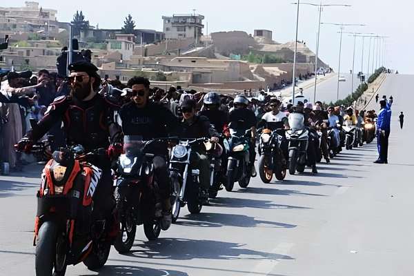 نمایش ورزشی در کابل؛ ورزشکاران موتورسپورت و پارکور مهارتهای خود را به اجرا گذاشتند
