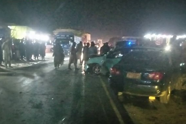 په لغمان کې د ټرافیکي پېښې له امله ۳ کسه مړه او ۱۸ نور ټپیان دي