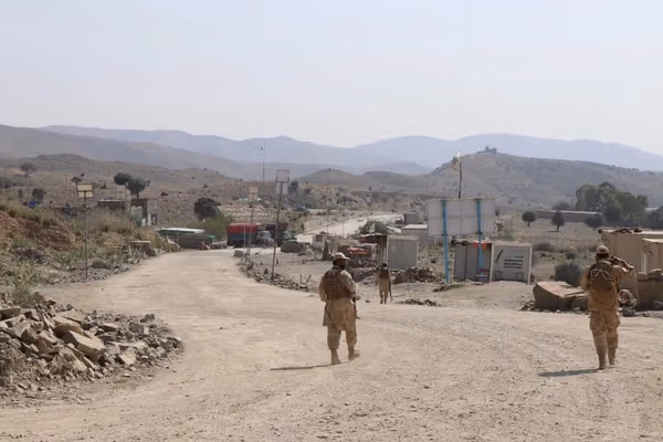 همزمان با مذاکرات اورومچی، نیروهای مرزی طالبان و پاکستان درگیر شدند