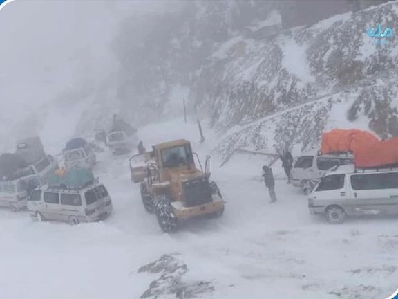 گذرگاه قوناق میان بامیان و دایکندی پس از ۴۸ ساعت به روی ترافیک باز شد