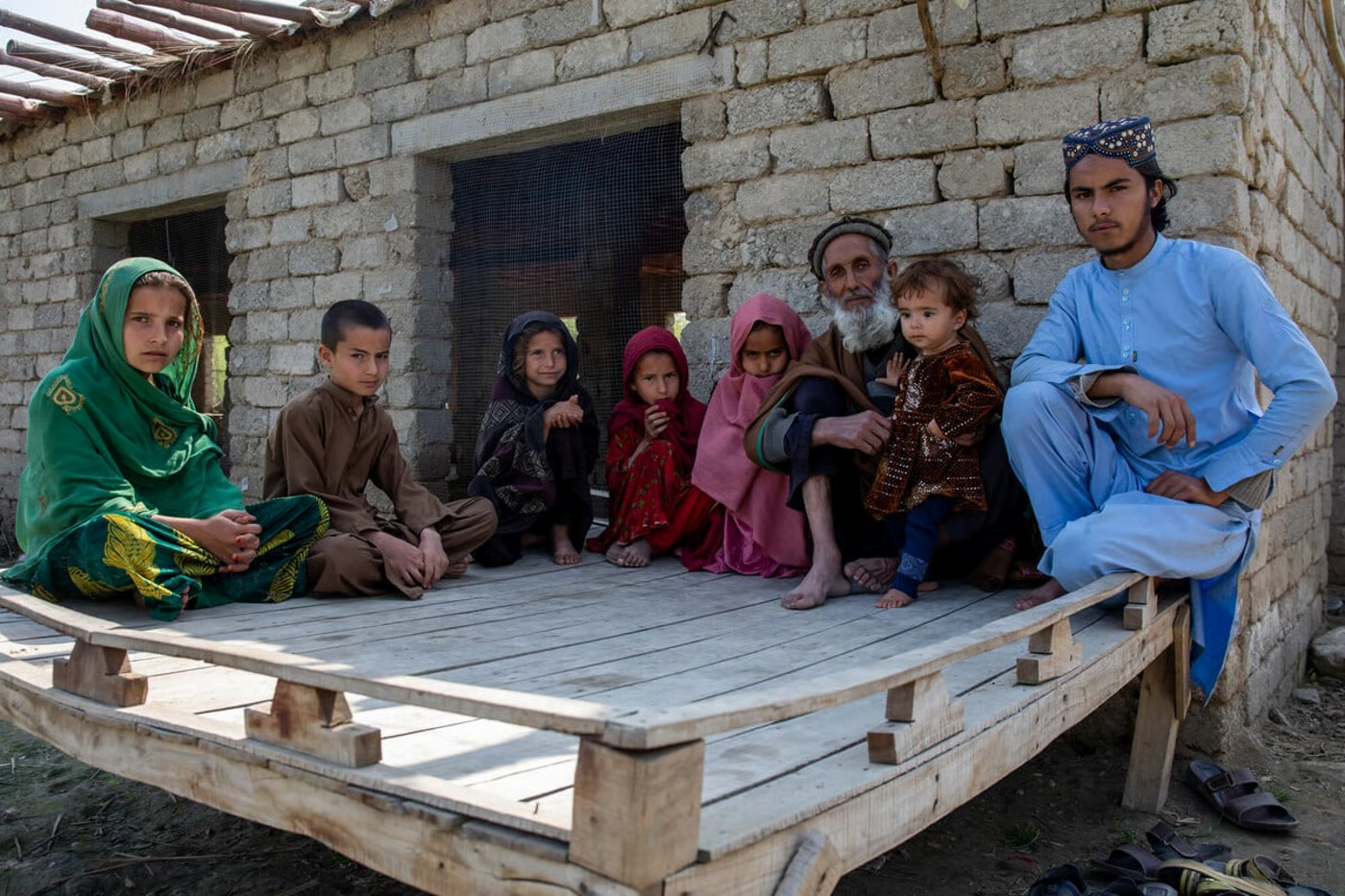 د تورخم له عمري پنډغالي بې ځایه شوي کډوال د مومندرې د چرګانو فارم کې ژوند کوي