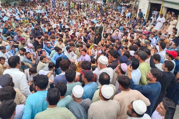 د پښتونخوا د باجوړ او مومند اوسېدونکو د پوځي عملیاتو خلاف لاریونونه وکړل