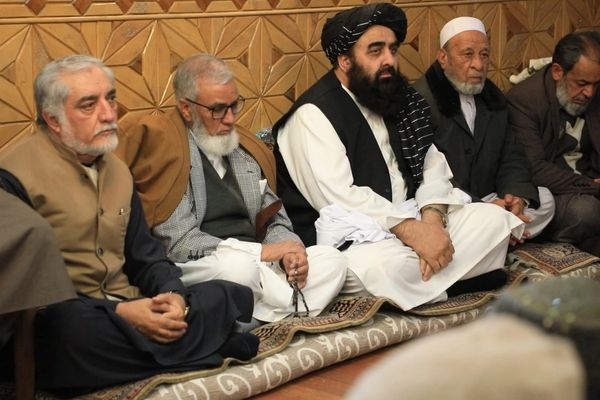 د طالبانو د بهرنیو چارو وزیر او نور چارواکي د ډاکتر عبدالله کور ته ورغلي