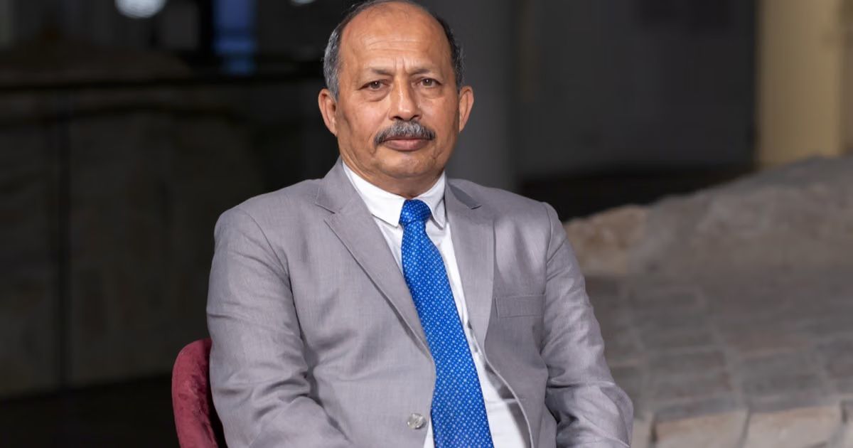 منصور احمد خان د افغان طبي محصلینو په اړه د پاکستان د پرېکړې د بیاکتنې غوښتنه کړې