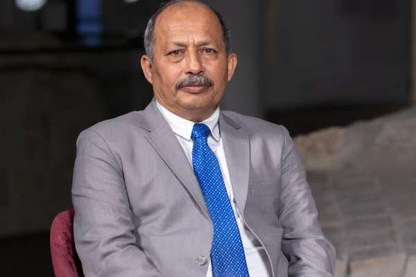 منصور احمد خان د افغان طبي محصلینو په اړه د پاکستان د پرېکړې د بیاکتنې غوښتنه کړې