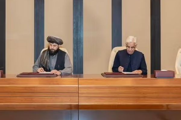 واکنش مخالفان: طالبان نمیگوید چه چیزی را با پاکستانیها امضا کرده که از مردم مخفی میکند