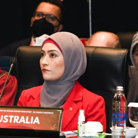 له خپل همکار نه د فاطمه پیمان شکایت: ویل یې راځه شراب درته راوړم چې پر مېز دې نڅا وګورم