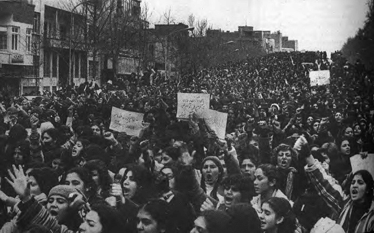 زنان در نخستین ماه پس از پیروزی انقلاب اسلامی علیه حجاب اسلامی تظاهرات کردند