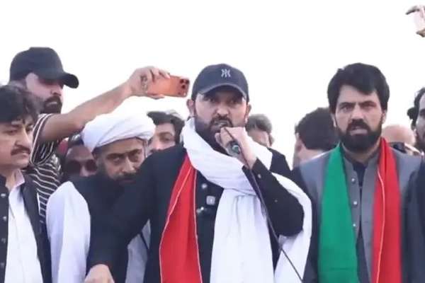 د تحریک انصاف ګوند پراخ لاریون؛ لاریونوال پېښور ته رسېدلي