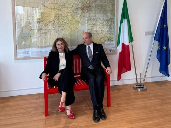 په دوحه کې د افغانستان لپاره د ایټالیا سفارت د ښځو په ملاتړ «سره څوکۍ» کېښوده