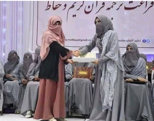 زعيم طالبان يرغب في منع الفتيات من ارتياد المدارس الدينية 