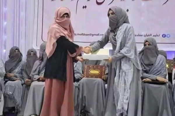 زعيم طالبان يرغب في منع الفتيات من ارتياد المدارس الدينية