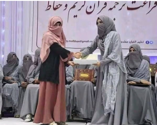 زعيم طالبان يرغب في منع الفتيات من ارتياد المدارس الدينية