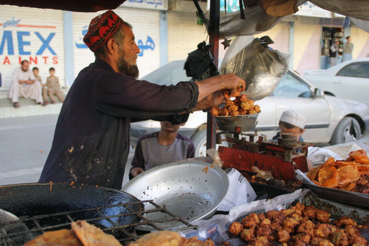 یو سپين ږیری سړی په ليړۍ(کراچۍ) کې د روژه مات لپاره پکوړې پلوري
