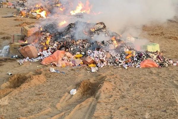 طالبان وایي په کندهار کې یې نیول شوي قاچاقي درمل سوځولي دي