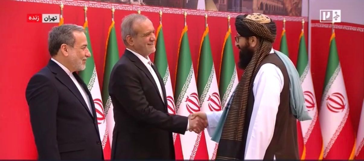 دیپلومات‌های طالبان در مراسم بزرگداشت از انقلاب ۵۷ ایران  شرکت کردند