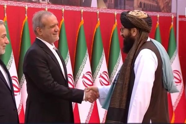 دبلوماسيون من طالبان يشاركون في مراسم إحياء ذكرى الثورة الإيرانية