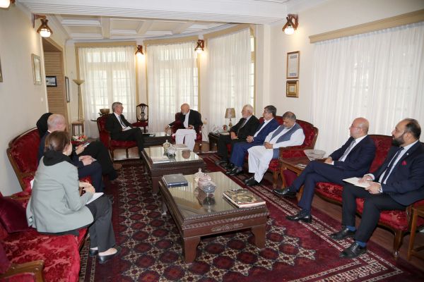 کرزي یوځل بیا د نجونو تعلیم او د تلپاتې سولې لپاره ملي تفاهم ضروري وبلل