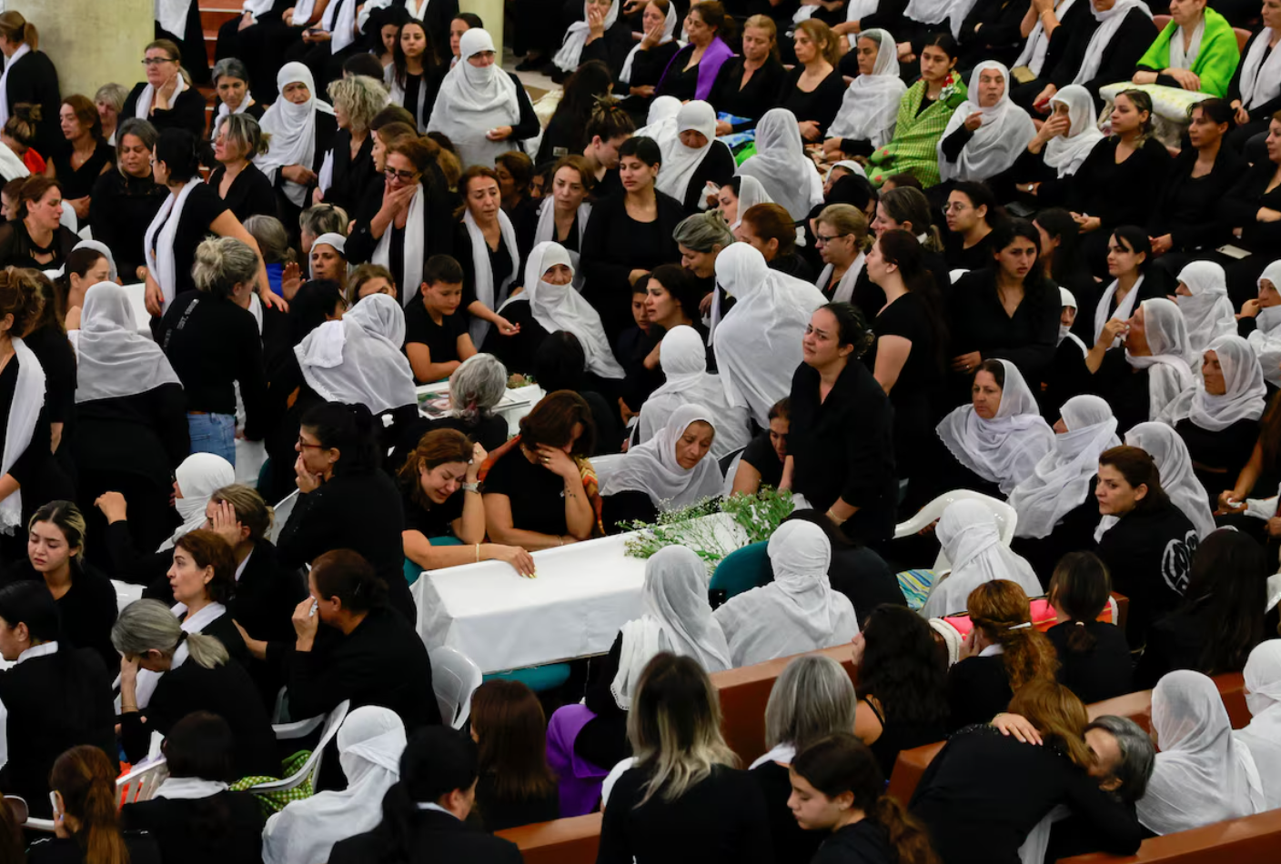 د فوټبال په میدان کې د ۱۲ کسو له وژل کېدو وروسته اسراییل ویلي، حزب الله به سخت وځپي 