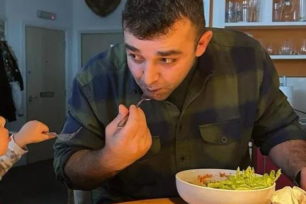 ضابط أفغاني يتعرض لهجوم في بريطانيا يتسبب بإصابات خطيرة له