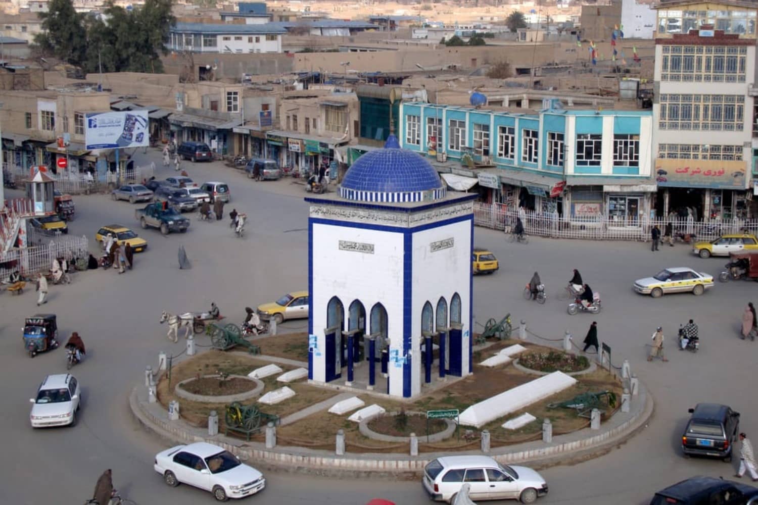 په کندهار ښار کې د طالبانو یو امنیتي کس ووژل شو او درې نور ټپیان شول