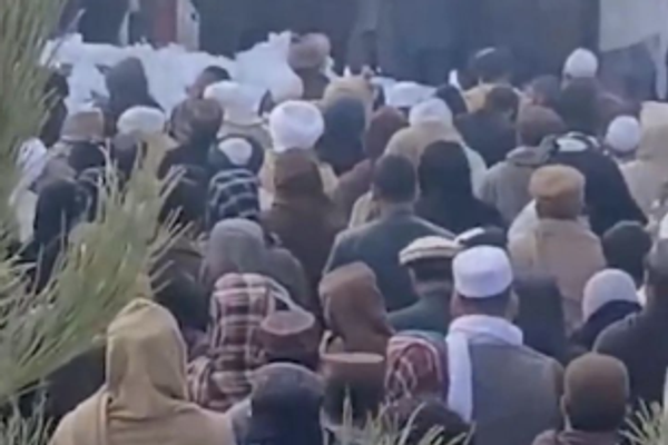 رجل دين موالٍ لطالبان يدعو سكان كابل إلى «الجهاد» في باكستان