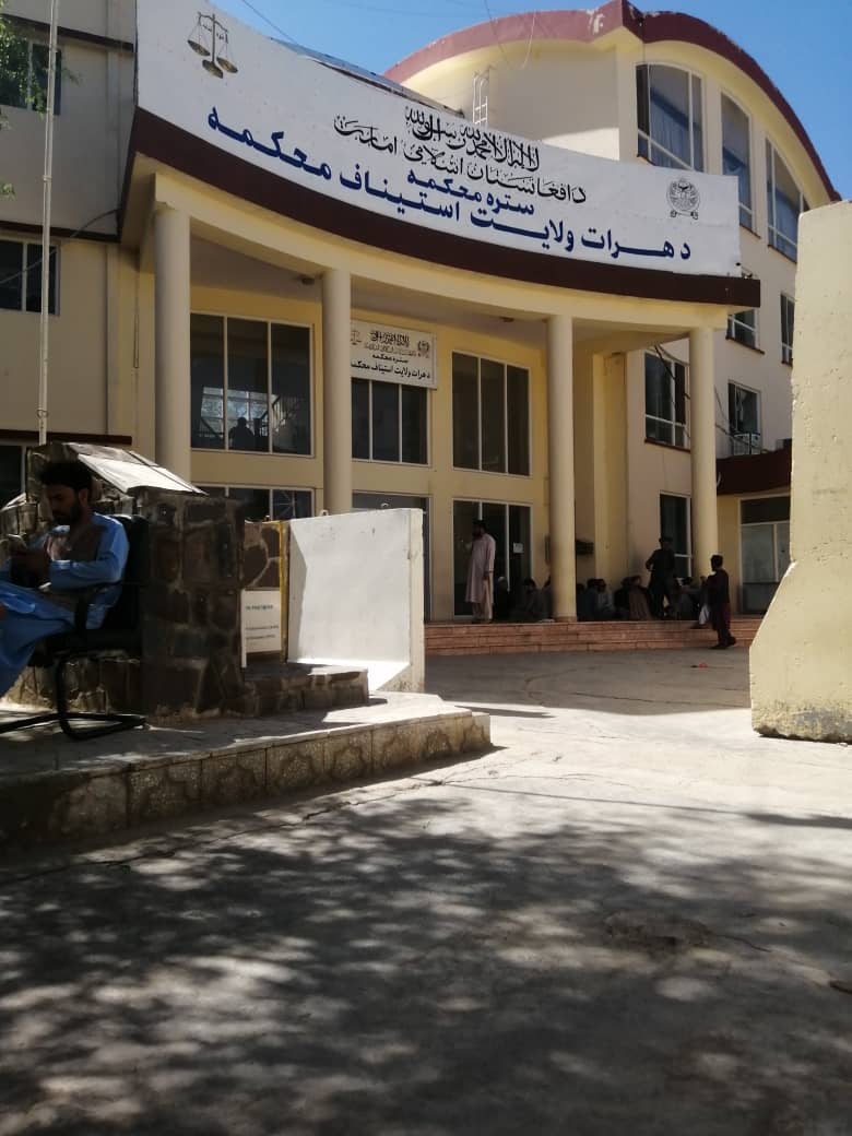 ادامه فارسی‌زدایی طالبان؛زبان فارسی از تابلوی محکمه استیناف هرات هم حذف شده است