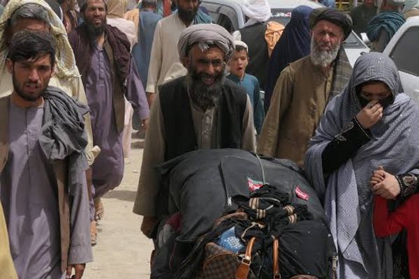 پاکستان ۳۴ افغانان تر زنداني کېدو وروسته افغانستان ته ستانه کړي