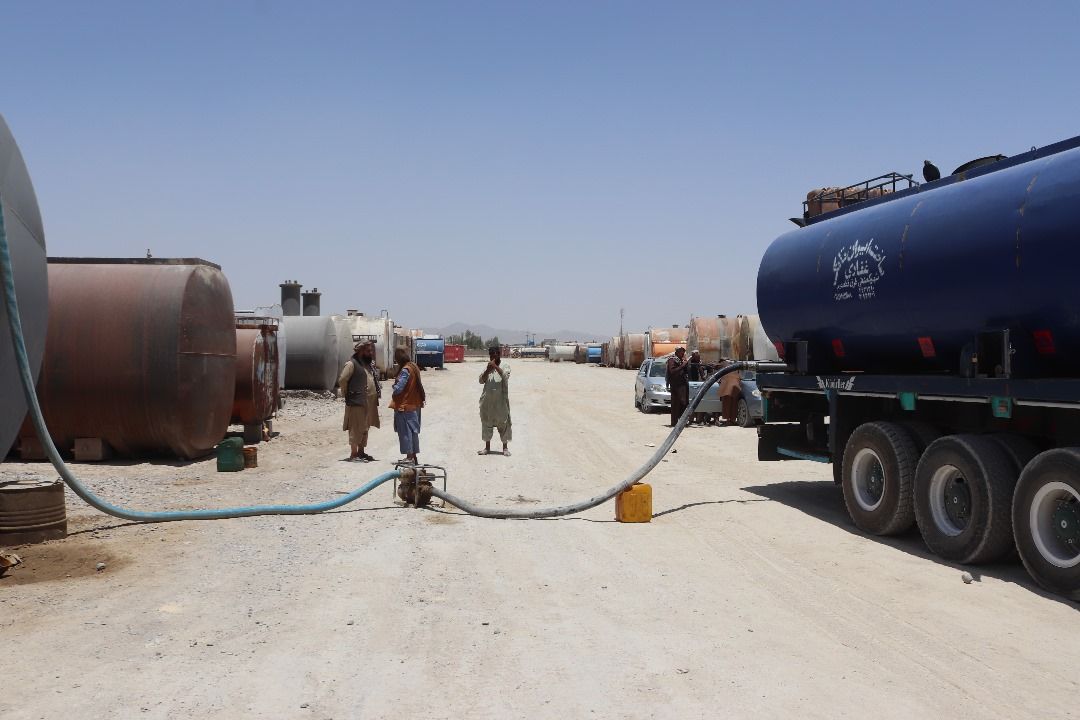په کندهار کې د تېلو کمښت؛ زرګونه ټانکره تېل له دوو میاشتو راهیسې په ګمرکونو کې بند دي
