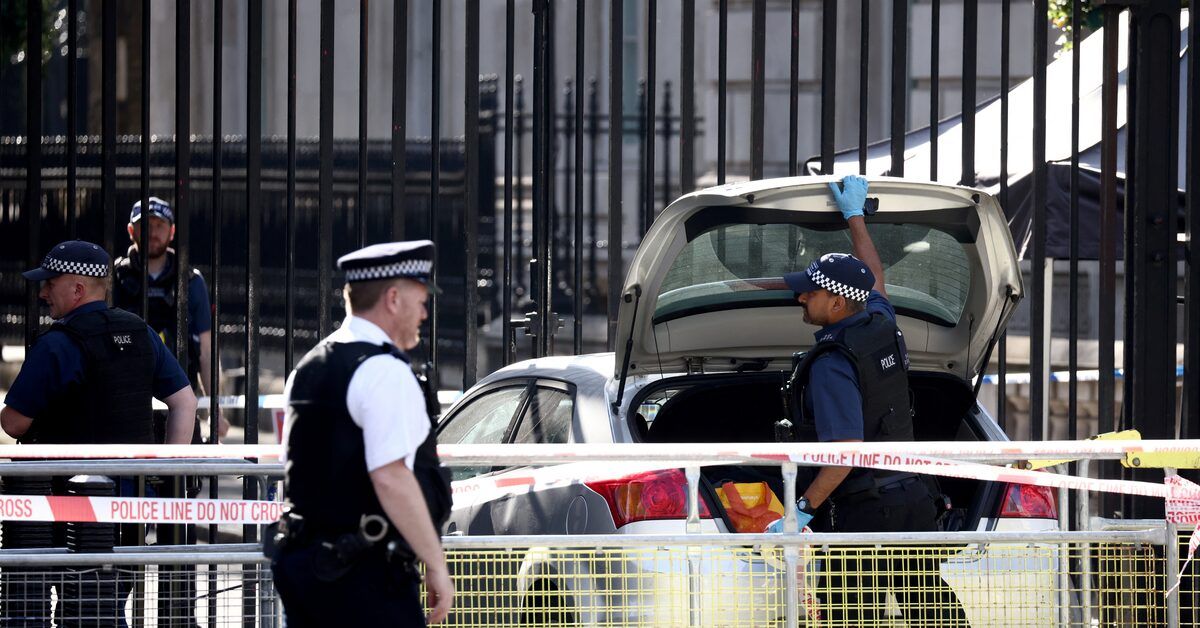 موتر مشکوک باعث وحشت مردم در یک بازار مزدحم خرید در لندن شد