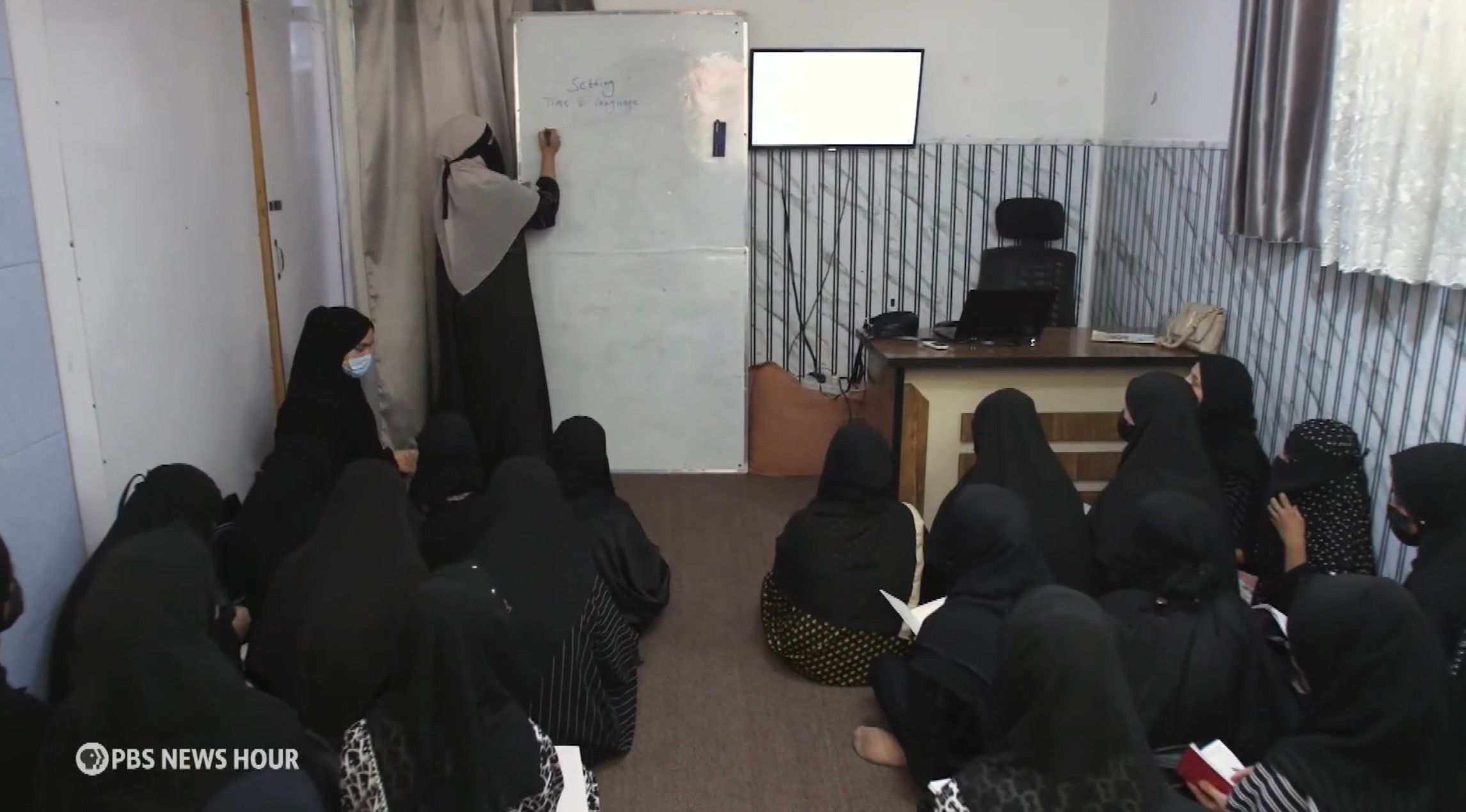 د طالبانو له سترګو پناه ښوونځي؛ افغانستان کې یو شمېر نجونې په پټه زده‌کړې کوي