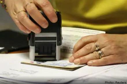 اسلام اباد د افغانانو لپاره د پاکستانۍ ویزو د جعلکارۍ او فساد په تور خپل ځنې چارواکي نیولي