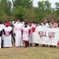 شماری از پناهجویان افغان در پاکستان با پوشیدن کفن تظاهرات کردند