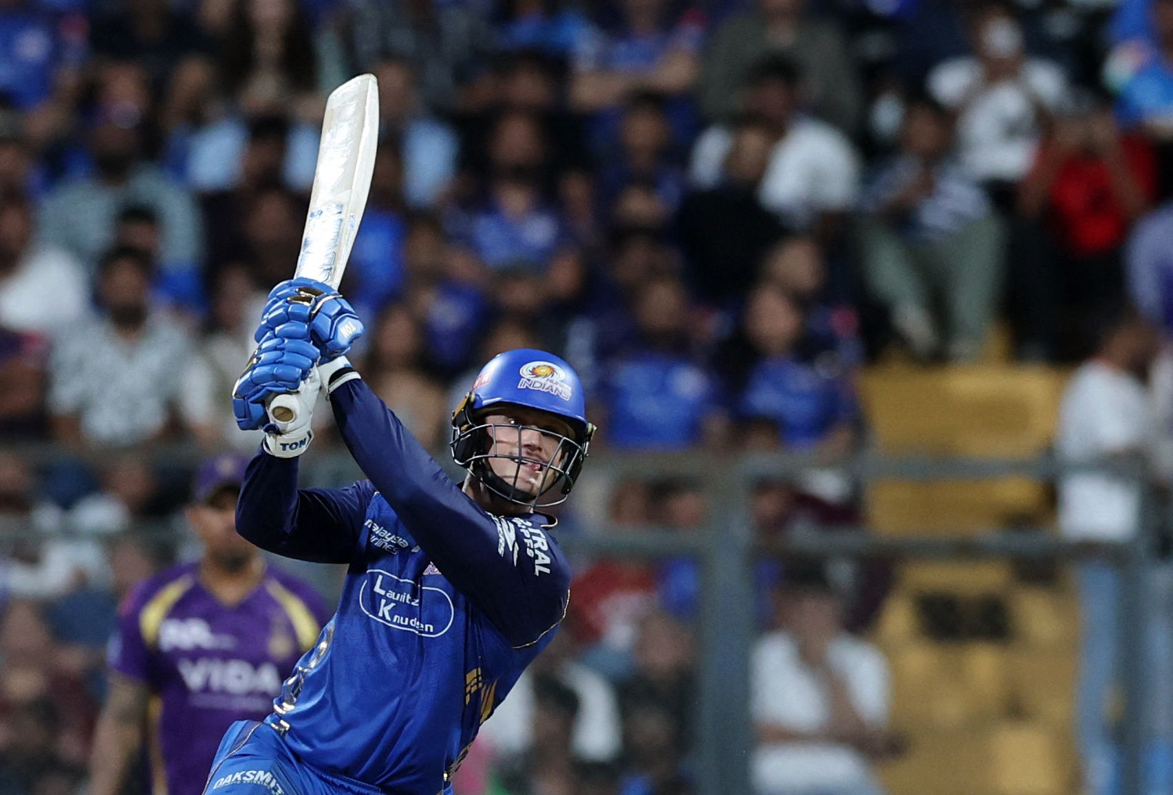 درخشش رکلتون و شرما؛ ممبئی ایندینز با اقتدار کلکته نایت‌رایدرز را از پیش‌رو برداشت 