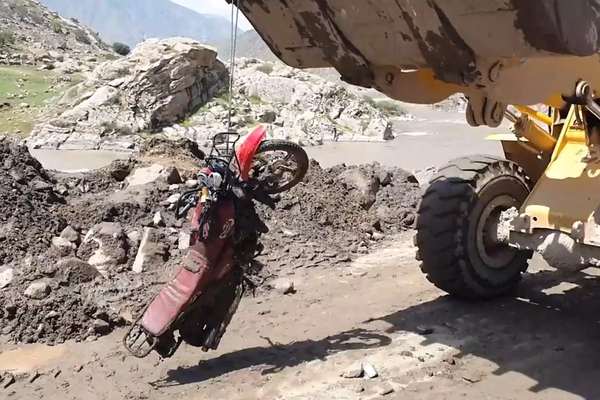 طالبان از تلفات جانی و خسارات فراوان مالی در پی سیلاب در بدخشان خبر داد