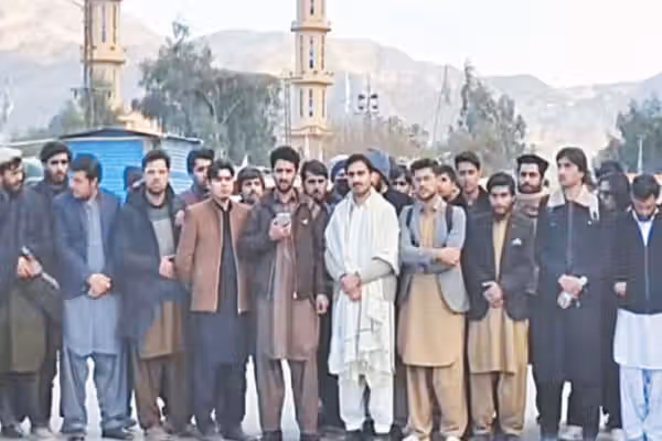 له نهو میاشتو بند پاتې کېدو وروسته پاکستاني محصلان له افغانستان نه خپل هېواد ته ستانه شول