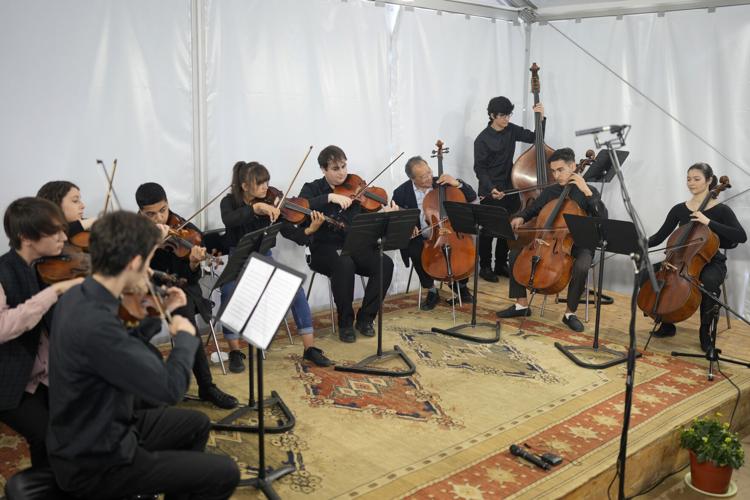 یویو ما، نوازنده امریکایی با دانش‌آموزان انستیتوت ملی موسیقی افغانستان در پرتگال می‌نوازد