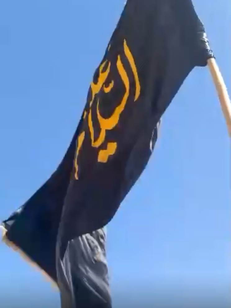 سكان غزني وهرات وكابل: عناصر طالبان ينزلون أعلام عاشوراء ويمزقونها