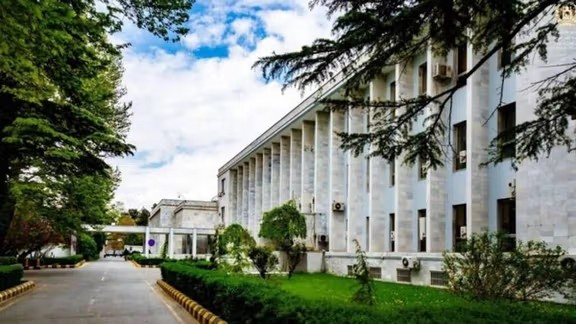 تر ۱۰۰ ډېر افغان بندیان د متحده عربي اماراتو له بندخونو خوشې شول