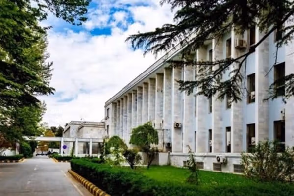 تر ۱۰۰ ډېر افغان بندیان د متحده عربي اماراتو له بندخونو خوشې شول